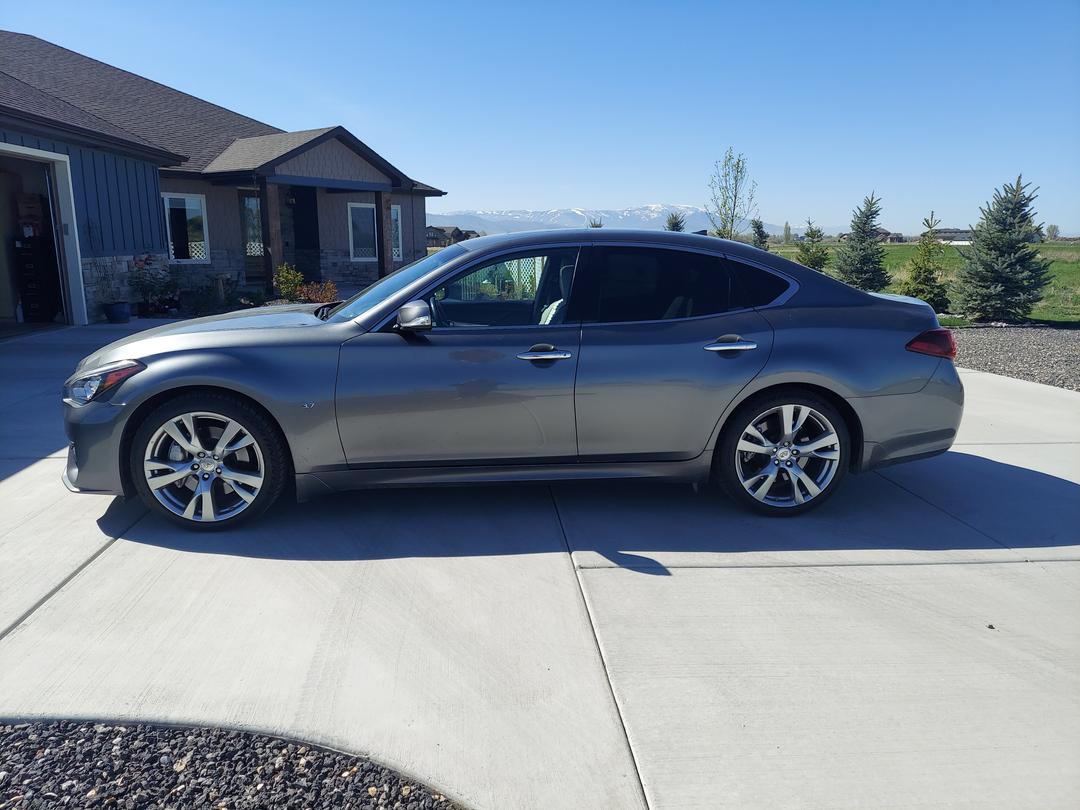 INFINITI_Q70 